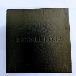 Beautiful ❤️ in the box,  Michael Kors watch!! 🔥